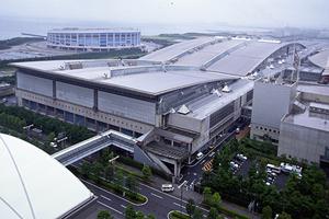 モデルハウスでスタッフの案内を受ける